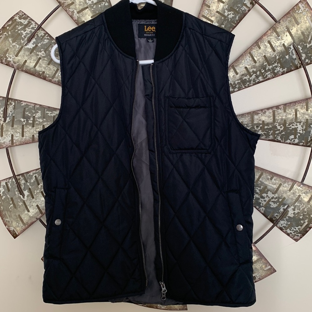 ☀️Men’s black Lee quilted vest